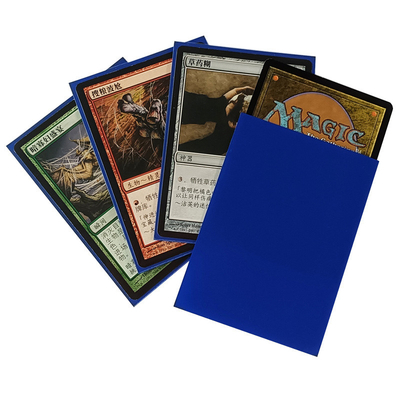 la tarjeta de juego de 66x91m m envuelve las mangas azules sólidas del naipe de la textura anaranjada
